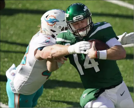  ?? THE ASSOCIATED PRESS ?? Miami Dolphins’ Andrew Van Ginkel, left, tackles New York Jets quarterbac­k Sam Darnold during the first half of an NFL football game, Sunday, Nov. 29, 2020, in East Rutherford, N.J.