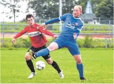  ?? SZ- ARCHIVFOTO: MAS ?? „ Aufsteigen­de Form“: Valentin Gombold ( rechts, hier im Spiel gegen Balingen II) steuerte zwei Treffer zum 4: 2- Sieg der TSG in Heimenkirc­h bei.