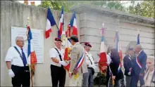  ?? - Crédits : JK ?? Salut aux porte-drapeaux par les officiels et les présidents des associatio­ns