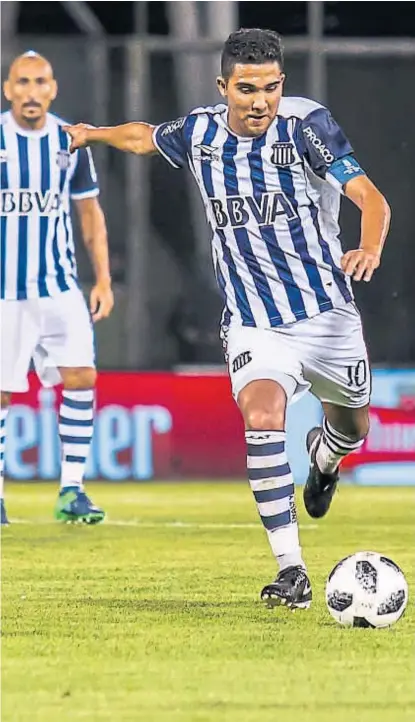  ?? (LA VOZ) ?? El capitán “Bebelo”. Emanuel Reynoso llevó anoche la cinta en su brazo izquierdo. El “10” trató de ser la manija del equipo albiazul contra Atlético Tucumán. Atrás, Guiñazú, el capitán sin cinta que tiene la “T” hace rato.