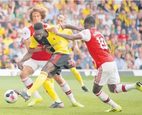  ?? — Gambar Reuters ?? SENGIT: Pemain Watford, Ismaila Sarr diasak hebat oleh dua pemain Arsenal, goal David Luiz dan Ainsley Maitland-Niles ketika bersaing pada perlawanan liga di Vicarage Road, Watford kelmarin.