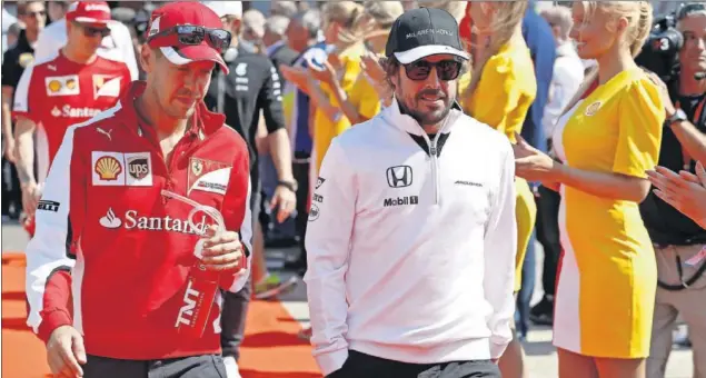  ??  ?? CAMPEONES. Vettel y Alonso son, en estos momentos, los máximos referentes de dos escuderías legendaria­s como Ferrari y McLaren Honda, pero terminan contrato a final de año.