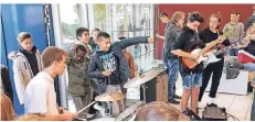  ??  ?? Session in der großen Pause: Im Forum der Gesamtschu­le rockten die Besucher aus Israel – sehr zur Freude der jüngeren und älteren Schüler.