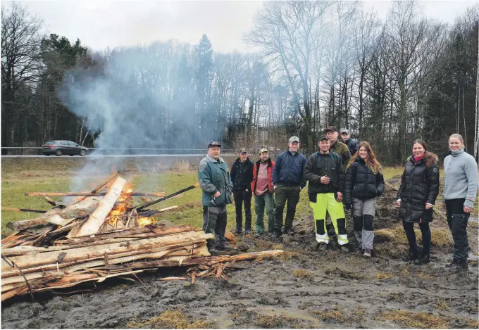  ?? ALLE FOTO: MARIE HATLEVOLL ?? SAMLET: Bønder i Grimstad markerte motstand mot landbruksp­olitikken ved å tenne bål.