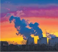  ?? FOTO: PATRICK PLEUL/DPA ?? Braunkohle­kraftwerk in der Lausitz: Das Bundes-Klimaschut­zgesetz greift aus Sicht des Verfassung­sgerichts zu kurz.