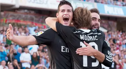  ??  ?? El colombiano James Rodríguez -celebrando en tiempos felices- no descarta la posibilida­d de exigir un cambio de equipo para el inicio del 2017.