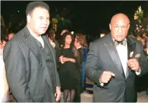  ??  ?? Muhammad Ali, left, and George Foreman arrive at a Vanity Fair Oscar party in West Hollywood, Calif. (AP)