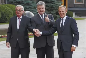  ??  ?? Photo ci-dessus :Le 13 juillet 2017, le président ukrainien, Petro Porochenko, accueille àKiev le président du Conseil européen, Donald Tusk, et celui de la Commission européenne, Jean-Claude Juncker, dans le cadre d’un sommet Ukraine-UE qui était l’occasion de se féliciter de l’entrée en vigueur de l’accord d’associatio­n avec l’UE ainsi que de la levée des visas entre Ukraine et UE. (© Xinhua/Chen Junfeng)