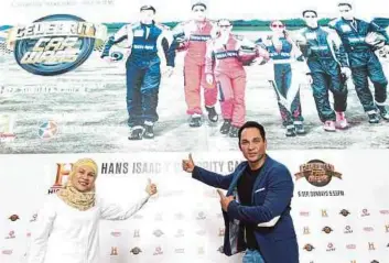  ??  ?? Hans bersama Pengurus Jenama Caltex Malaysia/ Kemboja, Uzma Nawawi pada sidang media program Celebrity Car Wars musim ketiga di Petaling Jaya, baru-baru ini.