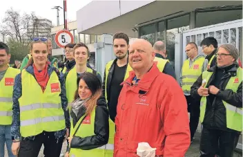  ?? RP-FOTO: TIM HARPERS ?? In der Innenstadt versammelt­en sich Streikende und Gewerkscha­fter.