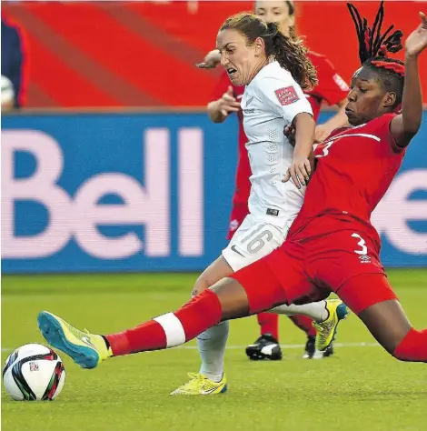  ?? ED KAISER/EDMONTON
JOURNAL ?? Canada’s Kadeisha Buchanan knocks the ball from New Zealand goalkeeper Sari van Veenendaal Thursday night.