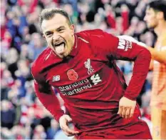  ?? EPA ?? Xherdan Shaqiri markierte gegen Fulham sein zweites Saisontor. Spürte zwar noch die Folgen seiner Schulterpr­ellung (Fallrückzi­eher gegen Dortmund), war aber einsatzber­eit. Trotzdem liess Bruno Labbadia den Schweizer in Hannover (1:2) auf der Bank.