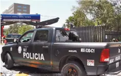  ??  ?? Un gran dispositiv­o de seguridad se montó en torno al hospital donde convalece el secretario de Seguridad Ciudadana de la CDMX.