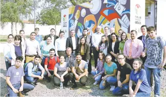  ??  ?? Grupo de participan­tes de los talleres, junto al embajador Martin Strub, el cónsul honorario Santiago Llano y directivos de Paraguay Educa.