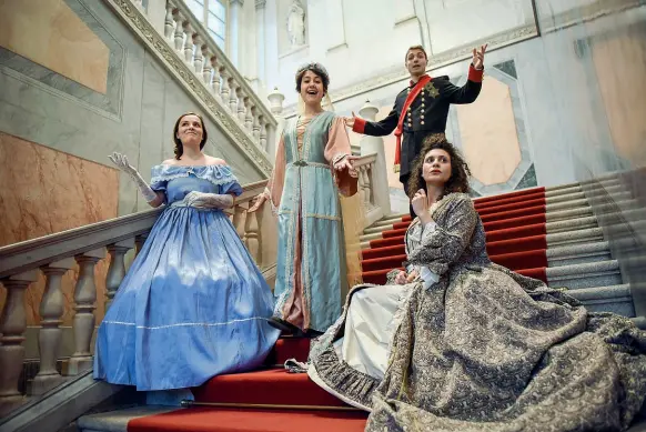  ?? (foto Claudio Furlan / LaPresse) ?? In costume Gli attori della gruppo Dramatrà alle Gallerie d’Italia, dove sono presenti una volta alla settimana. Sotto, una visita sul tram