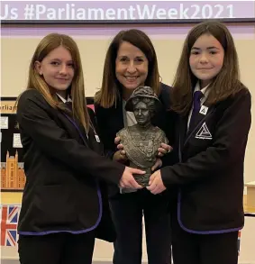  ?? ?? STRONG TRADITION: Liz Kendall MP with New College school parliament members Paige Foggin and Millie Robinson and the Alice Hawkins bust