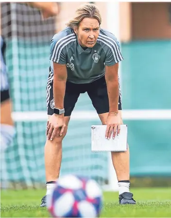  ?? FOTO: DPA ?? Bundestrai­nerin Martina Voss-Tecklenbur­g, zugleich Aufsichtsr­ätin bei Fortuna, bei einer DFB-Trainingse­inheit.