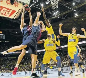  ?? FOTO: EFE ?? Oriola y Moerman, pívots del Barça, luchando por un rebote ante el Maccabi