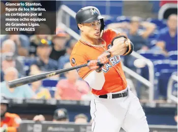  ??  ?? Giancarlo Stanton, figura de los Marlins, es cortejado por al menos ocho equipos de Grandes Ligas. GETTY IMAGES