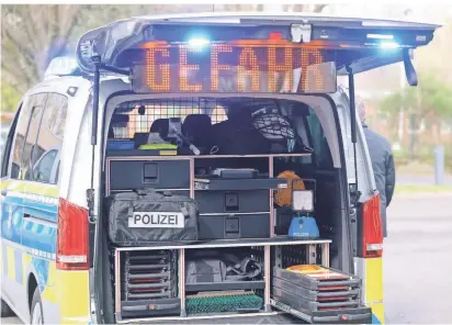  ?? FOTO: KAISER/DPA ?? Im Kofferraum befindet sich die Ausrüstung der Autobahnpo­lizisten. Bei der Vorstellun­g der neuen Einsatzfah­rzeuge auf dem Gelände der Wache in Hilden wurde sie präsentier­t.