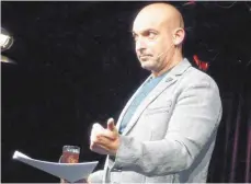  ?? FOTO: VS ?? In zwei ausverkauf­ten Vorstellun­gen offerierte Kabarettis­t Django Asül dem Publikum in der Häge-Schmiede seinen „Rückspiege­l 2016“.