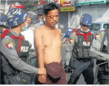  ?? NYEIN CHAN NAING / EFE ?? Un manifestan­te herido en un ojo es detenido en Rangún.