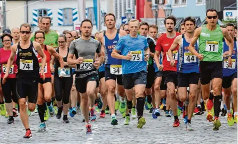  ?? Fotos: Horst Kramer ?? Ging mit dem Startschus­s sofort auf Siegerkurs beim 34. Aichacher Stadtlauf: Benjamin Dillitz (Startnumme­r 74, ganz links). Thomas Mittag (11, rechts) wurde Zweiter. In der zweiten Reihe sind die LCA Athleten Alexander Wehle (34), Frank Schlecht (44)...