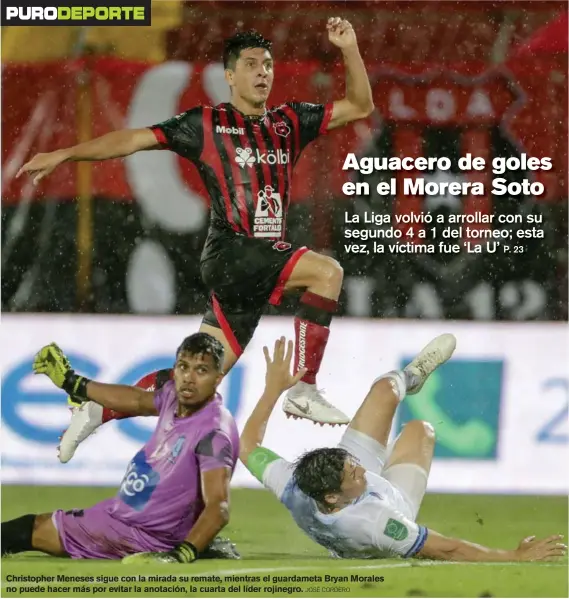  ?? JOSÉ CORDERO ?? Christophe­r Meneses sigue con la mirada su remate, mientras el guardameta Bryan Morales no puede hacer más por evitar la anotación, la cuarta del líder rojinegro.