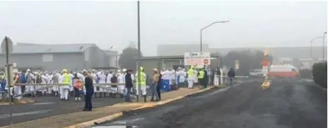  ?? PHOTO: 7 NEWS TOOWOOMBA ?? CHEMICAL LEAK: About 700 staff were evacuated from Oakey Beef Exports after a liquid ammonia leak at the facility yesterday.