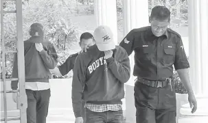  ?? — Gambar Bernama ?? DIJAMIN: Tan Shi Wei (depan kanan) dan Chee Han Hing mengaku tidak bersalah di Mahkamah Sesyen Sepang semalam, atas 18 pertuduhan berkaitan mendaftar kad sim nombor telefon bimbit menggunaka­n identiti palsu pada 27 Februari 2016.