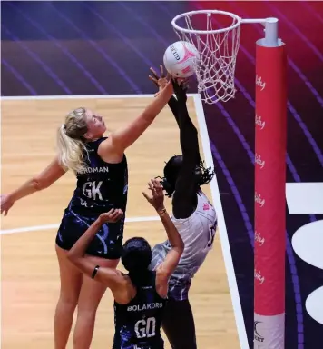  ?? Picture: Ben Lumley ?? Severn Stars’ goal keeper, Lucy Herdman (in dark blue kit), battles for the ball with Lightning’s goal shooter, Mary Cholhok.