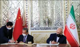  ??  ?? Iran’s Foreign Minister Mohammad Javad Zarif and China’s Foreign Minister Wang Yi sign a 25year cooperatio­n agreement in Tehran, Iran on Saturday. Majid Asgaripour/wana (West Asia News Agency) via REUTERS