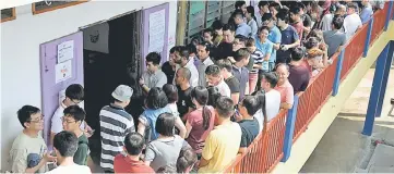  ??  ?? Voters queueing up for their turn to vote at the Sekolah Menengah Jenis Kebangsaan Cina Chung Hwa Confucian Island Park polling centre in George Town yesterday. — Bernama photo