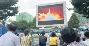  ?? Kim Won-Jin/AFP ?? Pessoas assistiram, em praça pública, em Pyongyang, lançamento do míssil na tarde de ontem (horário do Brasil); Coreia não fazia testes desde setembro