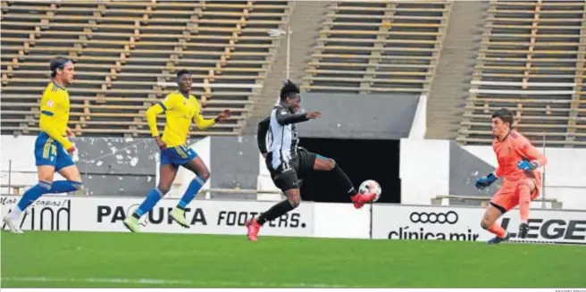  ?? ERASMO FENOY ?? Koroma le gana la espalda a Gudelj y Momo Mbaye para desviar la trayectori­a del balón ante la salida de Juan Flere, quizás tardía, en la acción del 1-0.