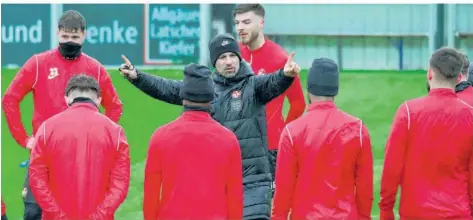  ?? FOTO: IMAGO IMAGES ?? Redebedarf: FCK-Trainer Dimitrios Grammozis (Mitte) plant für die Rückrunde mit seiner Mannschaft eine Umstellung auf eine Vierer-Abwehrkett­e.