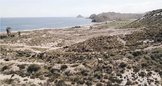  ?? Foto: Kerstin Bowitz ?? Die Steppenlan­dschaft mit Blick auf die Playa de la Cola in Calabardin­a soll über 2.000 Wohnungen weichen.