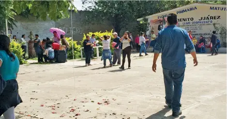  ??  ?? En diversas escuelas del estado de Oaxaca, padres de familia se manifestar­on en contra del cierre de aulas que ha realizado la CNTE como medida de protesta contra la reforma educativa. Urgieron a reabrir los planteles y respetar el derecho de sus hijos...