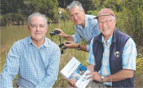  ?? Picture: PETER RISTEVSKI ?? ENGAGING IN NATURE: Geelong Field Naturalist­s Club president Rod Lowther, left, and club member Craig Morley, right, with Geelong Mayor Bruce Harwood.