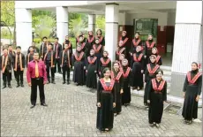  ?? DOKUMEN VOS ?? LANGGANAN JUARA: Tim VOS menjelang tampil di Festival Paduan Suara di Universita­s Surabaya beberapa waktu lalu.