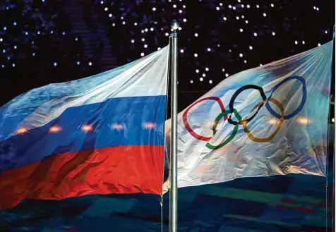  ?? Foto: Kay Nietfeld/dpa ?? Russische Flaggen bei Olympia – dieses Bild wird es in Pyeongchan­g im Februar 2018 nicht geben. Die Exekutive des Internatio­nalen Olympische­n Komitees hat das Nationale Olympische Komitee Russlands von den Spielen ausgeschlo­ssen.