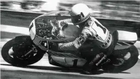  ?? BILD: SN/ARCHIV ?? Kenny Roberts fuhr im Jahr 1978 bei seinem Salzburg-Debüt der Motorrad-Konkurrenz auf und davon.