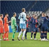  ??  ?? Jugadores del durante su duelo
PSG y del Basaksehir abandonan la cancha