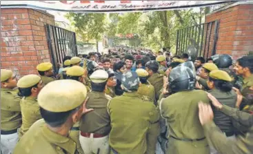  ?? RAJ K RAJ/HT PHOTO ?? Police try to control the crowd at Ramjas College on Wednesday.