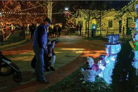  ?? PHOTO BY JEFF FUSCO ?? The highlight of the holiday celebratio­n at Franklin Square, one of the five original squares included in William Penn’s brilliant design of Philadelph­ia, is the Electric Spectacle Holiday Light Show.