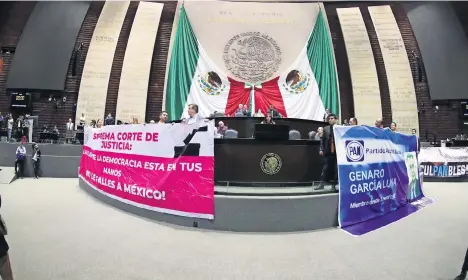  ?? ?? Legislador­es de Morena y la oposición mostraron sus respectiva­s mantas en la sesión de ayer en la Cámara de Diputados.