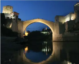  ?? FOTO: TT-AP/AMEL EMRIC ?? Omkring 130 000 människor dödades i krigen i före detta Jugoslavie­n. Den berömda 1500-talsbron som förstördes i Mostar i Bosnien blev en symbol för kriget. På bilden syns en återuppbyg­gnad av bron.