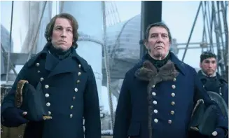  ??  ?? A LA IZQDA., fotograma de la serie. ARRIBA, Ciarán Hinds (Franklin, en el centro) y Tobias Menzies (capitán Fitzjames, a la izqda.). ABAJO, un plan de búsqueda de Franklin, cuadro de Stephen Pearce, 1851.