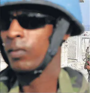  ??  ?? Cascos azules de Sri Lanza patrulland­o en Haití