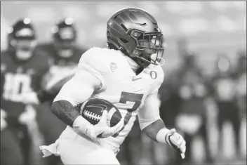  ?? ASSOCIATED PRESS ?? OREGON RUNNING BACK CJ VERDELL State in Pullman, Wash., Saturday. (7) carries the ball during a game against Washington